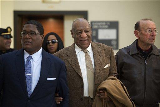 Bill Cosby, en el centro, llega a una audiencia en su caso de abuso sexual.