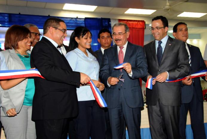  El presidente Danilo Medina corta la cinta del nuevo edificio.