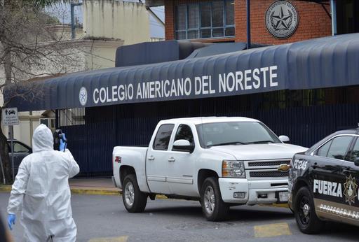 Un investigador forense camina fuera de la escuela privada de Monterrey, México, donde un joven disparó contra otros niños y una profesora.