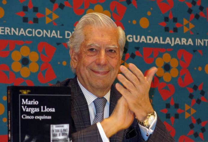 El premio Nobel Mario Vargas Llosa aplaude durante una rueda de prensa en la Feria Internacional del Libro de Guadalajara, en la ciudad occidental mexicana del mismo nombre el domingo 27 de noviembre de 2016. 