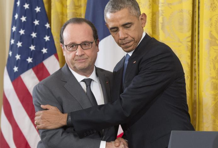 El presidente de Estados Unidos, Barack Obama (dcha), saluda a su homólogo francés, François Hollande, durante la rueda de prensa ofrecida tras la reunión mantenida para coordinar la estrategia contra el terrorismo yihadista, en la Casa Blanca de Washington, Estados Unidos, el 24 de noviembre del 2015. 
