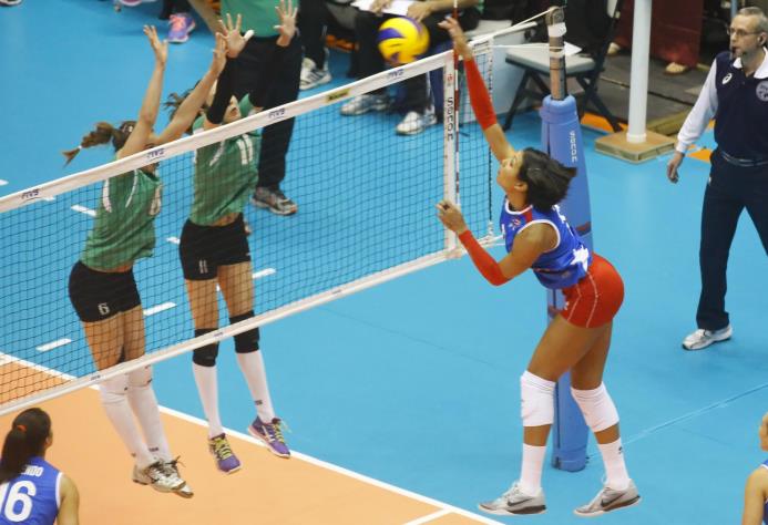 Karina Ocasio en acción contra Argelia en el Coliseo Roberto Clemente, en el Preolímpico de voleibol femenino, clasificatorio para Río 2016. 