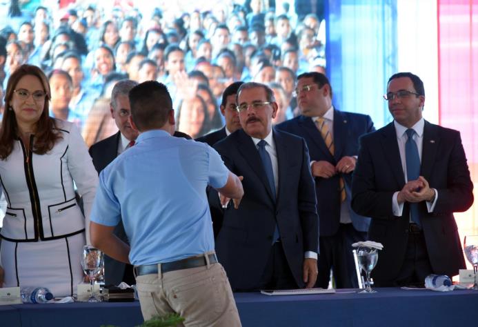 Presidente Medina saluda a un estudiante.