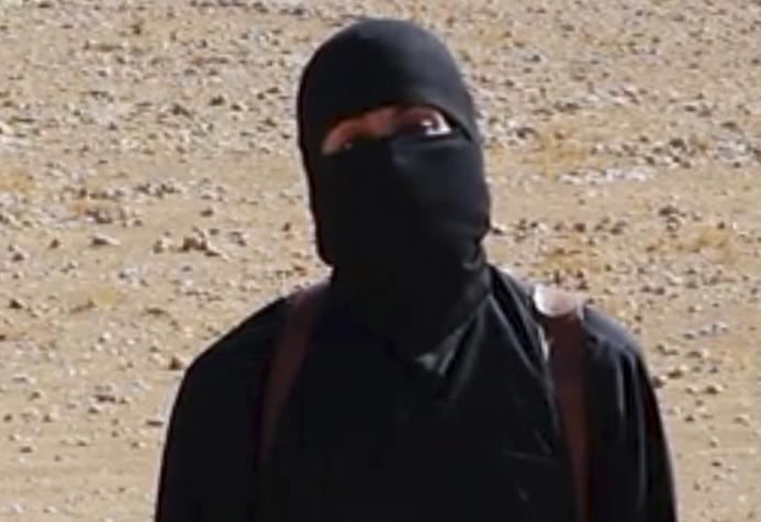 En esta imagen de archivo de un video sin fecha difundido por el grupo extremista Estado islámico el 3 de octubre de 2014, aparece el que parece ser el miliciano conocido como Jihadi John. 
