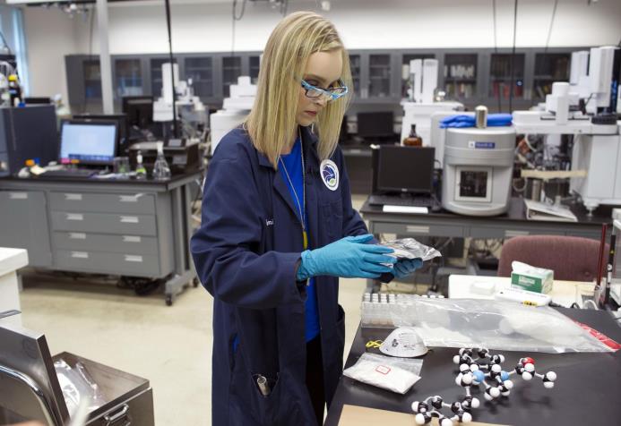 La química Emily Dye evalúa sustancias vinculadas con una nueva generación de narcóticos en un laboratorio de la DEA en Sterling, Virginia el 9 de agosto del 2016.