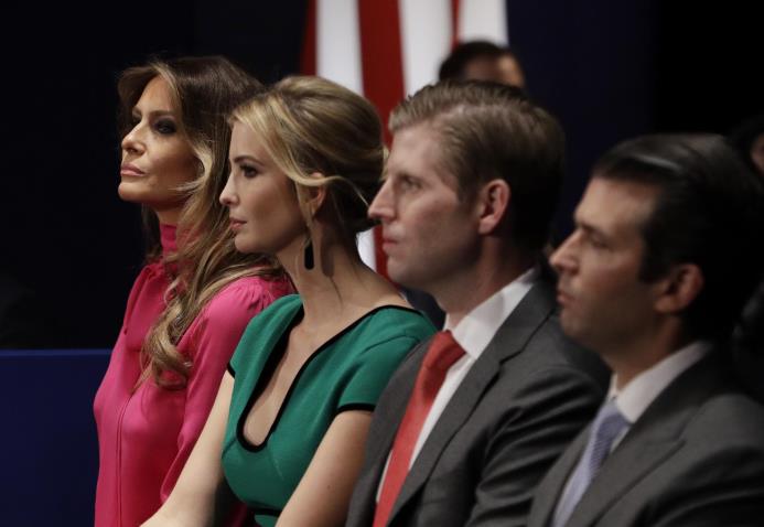 Ivanka Trump, de verde, junto a la esposa del presidente electo y sus hermanos.