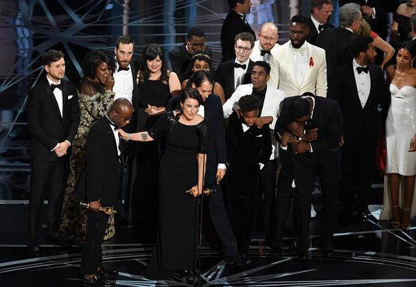 Momento en que el crew de Moonlight sube a escena a recibir el Oscar
