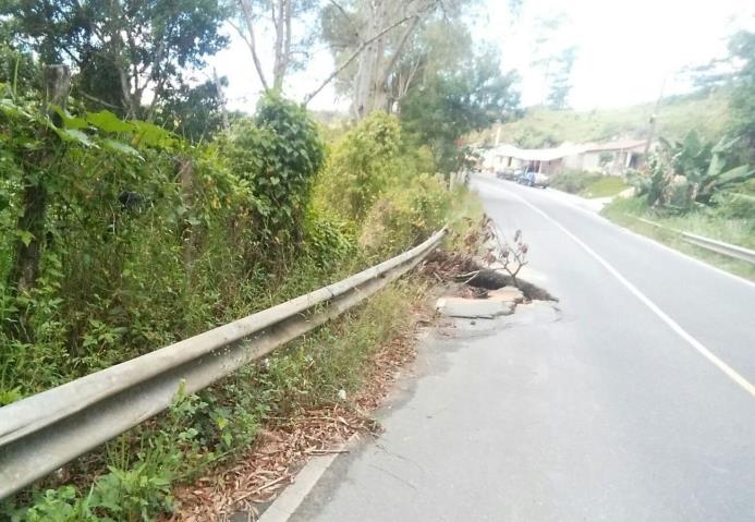 Vista del deterioro de la carretera Casabito- Constanza.