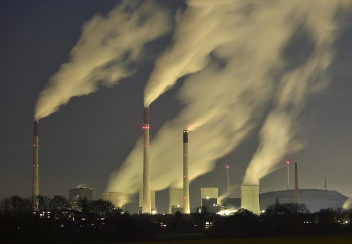 Grandes cantidades de humo salen de las chimeneas de la termoeléctrica E.ON que utiliza carbón en Gelsenkirchen, Alemania, el 24 de noviembre de 2014.