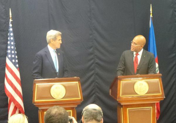 El secretario de Estado estadounidense, John Kerry, junto al presidente de Haití Michel Martelly, durante una conferencia de prensa 