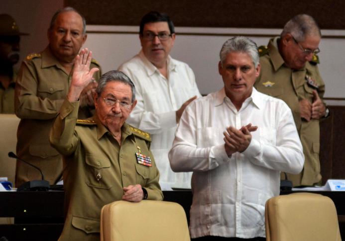 LA HABANA (Cuba). El presidente de Cuba, Raúl Castro (i), y el primer vicepresidente, Miguel Díaz-Canel (d), asisten hoy, martes 27 de diciembre de 2016, a la sesión de la Asamblea Nacional del Poder Popular. Castro, encabeza hoy la última sesión plenaria del año.