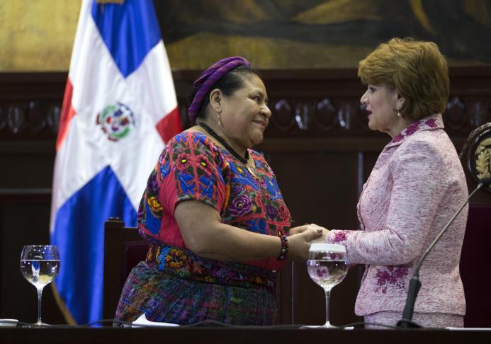 Rigoberta Menchú (i), premio Nobel de Paz (1992), agradece a la presidenta de la Cámara de Diputados, Lucía Medina (d), hoy, jueves 3 de noviembre de 2016, tras ser homenajeada por ese organismo durante una ceremonia realizada en el Congreso Nacional domincano en Santo Domingo 