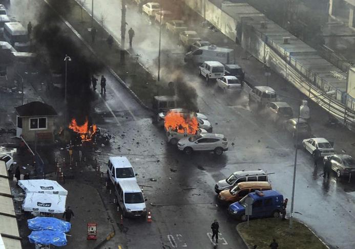 Unos autos aparecen quemándose luego de que un coche bomba explotara en Izmir, Turquía, el jueves 5 de enero del 2017. 