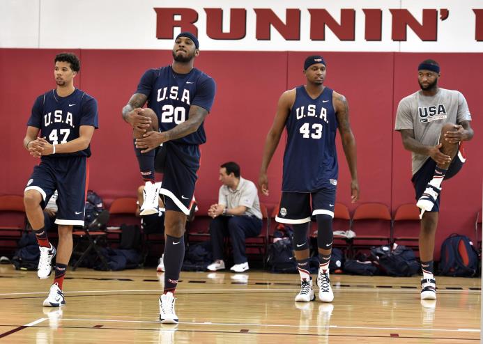 Michael Carter-Williams (47), Carmelo Anthony (20), Rudy Gay (43) y DeMarcus Cousins calientan en el minicampamento de baloncesto del equipo de Estados Unidos en Las Vegas. 