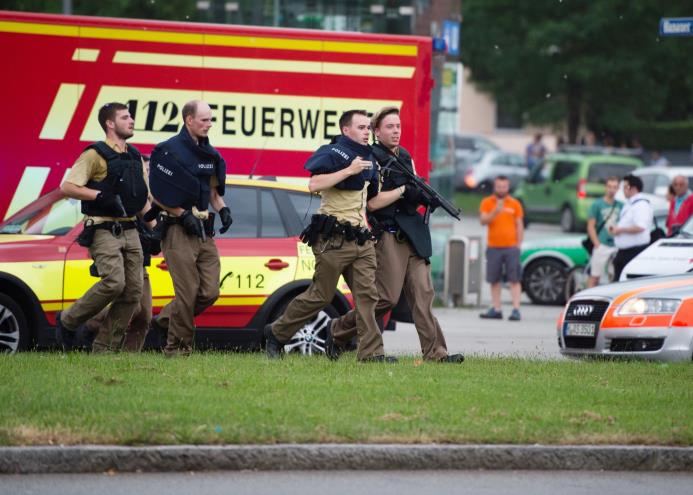 Policías acuden a ayudar a la escena de una balacera en Munich, Alemania, el 22 de julio del 2016.