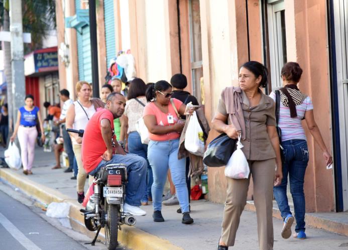 Las personas hacen compras en los centros comerciales de Santiago este martes 6 de diciembre.