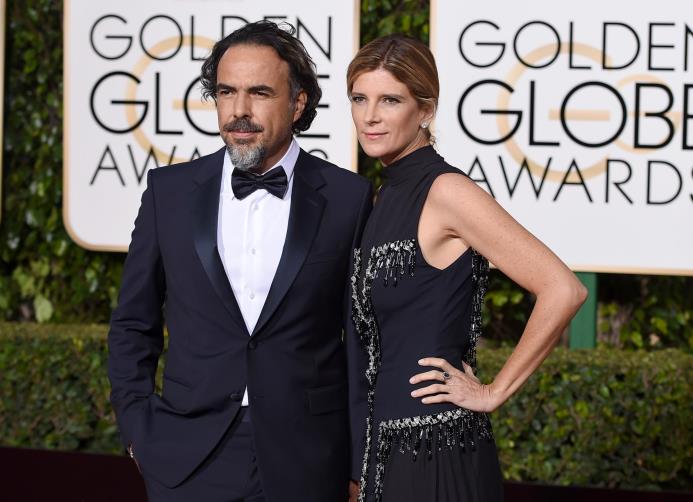 Alejandro González Iñárritu y María Eladia Hagerman llegan a la 73ra entrega anual de los Globos de Oro.