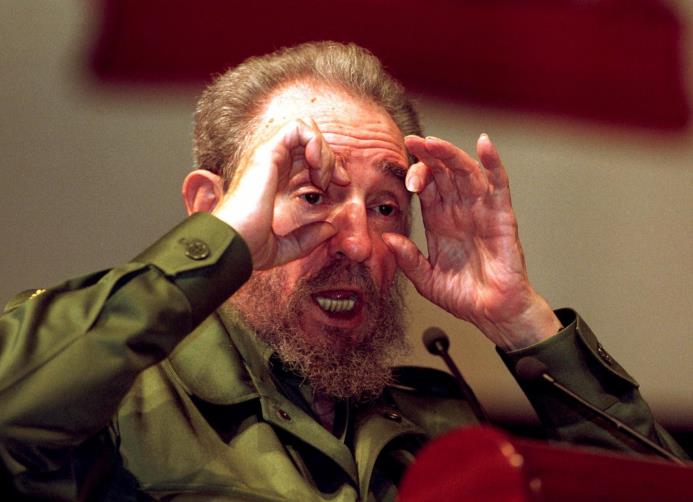 Fidel Castro gesticula en una foto de 1999, luego de varias fotografías. Al sentir los flashes reaccionó diciendo que no sabe cómo no quedó ciego. 