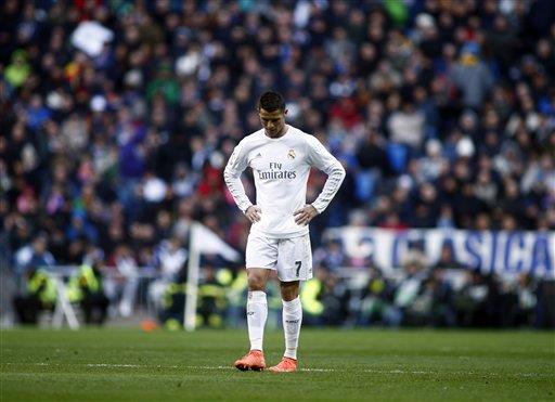 El jugador de Real Madrid, Cristiano Ronaldo, aparece en el césped durante una derrota 1-0 ante Atlético de Madrid por la liga española el sábado, 27 de febrero de 2016, en Madrid. 
