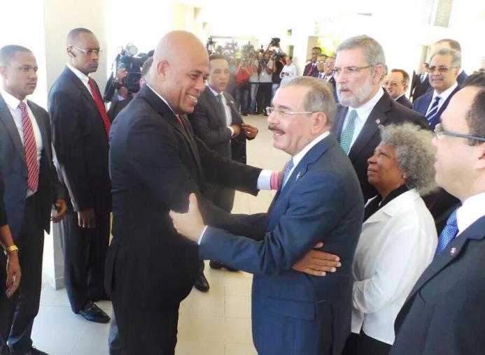 La reunión de este martes 13 de octubre del 2015 del presidente dominicano, Danilo Medina, con su homólogo haitiano, Michel Martelly. 