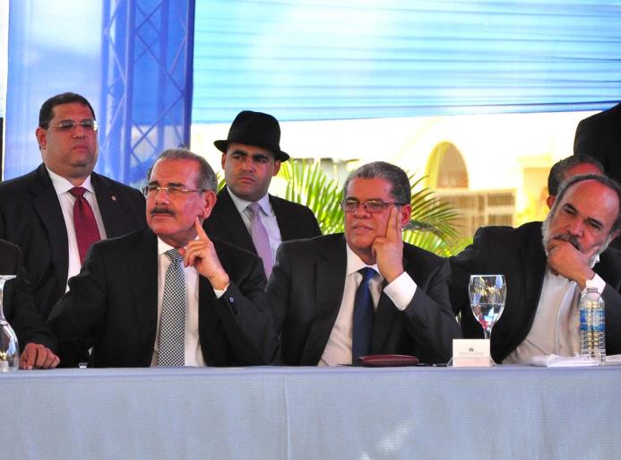 El presidente Medina junto al ministro Carlos Amarante Baret y Francisco Pagán, supervisor de Obras del Estado