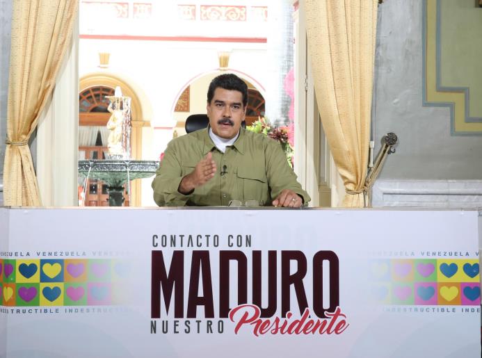 Fotografía cedida por prensa de Miraflores, donde se observa al presidente de Venezuela Nicolás Maduro en su programa de televisión dominical "En Contacto con Maduro" hoy, domingo 18 de diciembre del 2016, en la ciudad de Caracas.