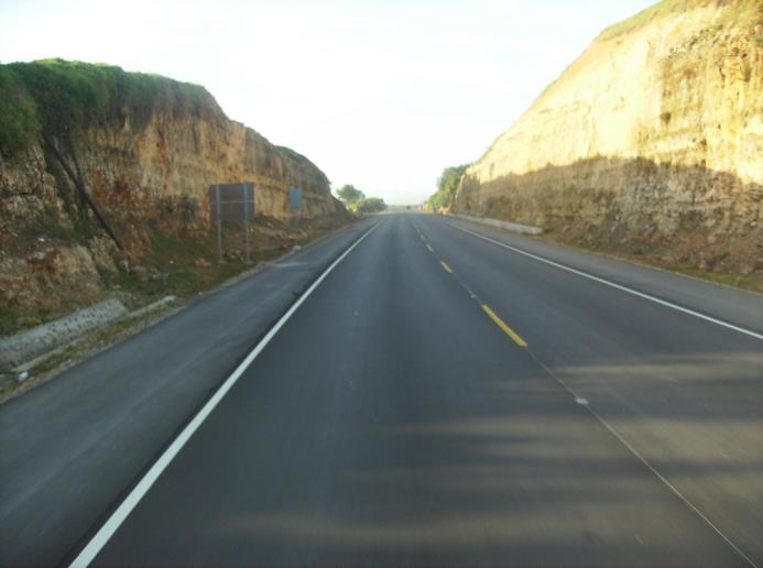 La carretera que conduce a Samaná se ha tornado peligrosa.