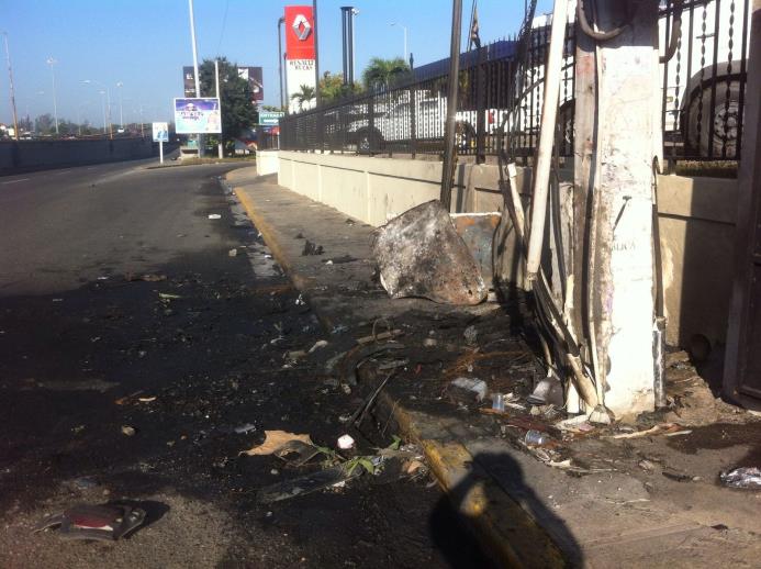 Vista del lugar donde la madrugada de este martes fallecieron calcinadas cuatro personas luego de que el vehículo en que se transportaban chocó con un muro en la avenida Monumental, en Santiago. 
