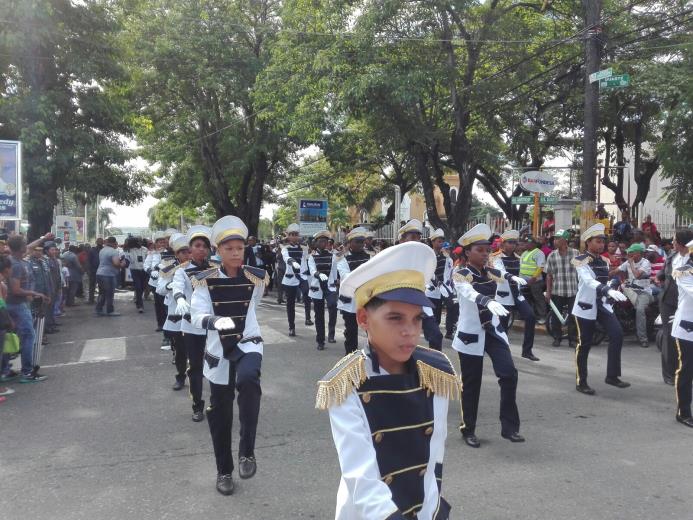 Niños desfilan en San Cristóbal en las actividades de celebración del Día de la Constitución 