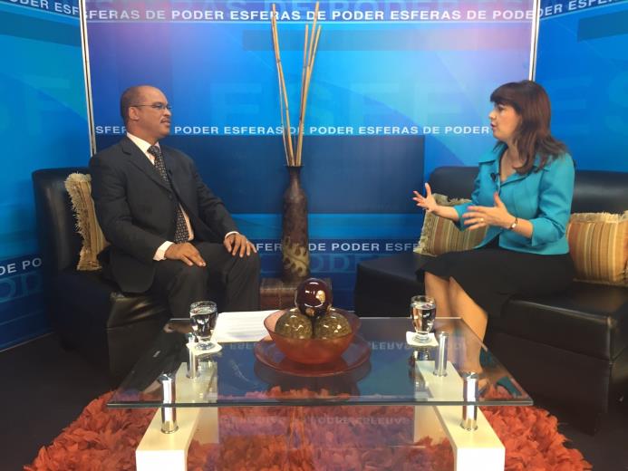 Yanira Fondeur de Hernández mientras era entrevistada por el periodista Federico Méndez