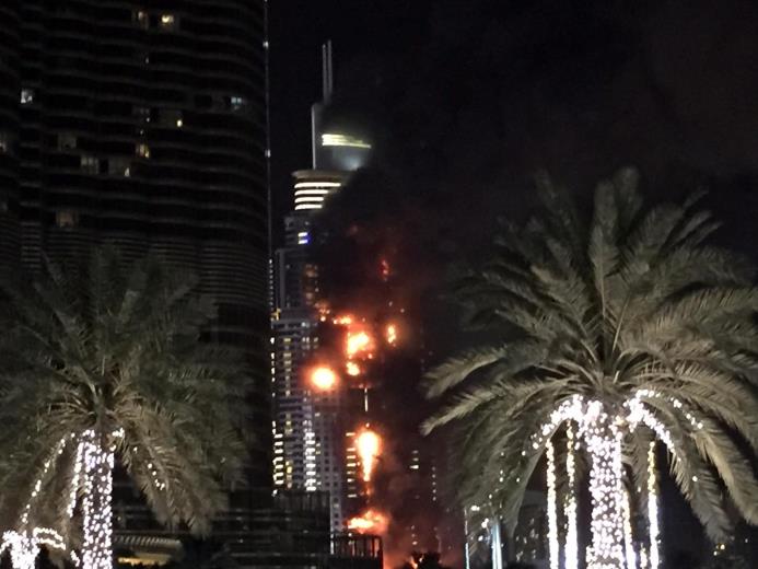 El fuego se propagó desde el hotel The Address, situado en el edificio, poco antes del comienzo de las celebraciones de fin de año con fuegos artificiales en la torre Al Jalifa