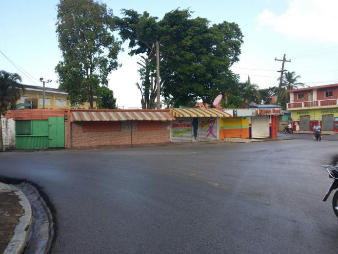 El comercio en los municipios de El Valle y Sabana de la Mar amanecieron cerrados este jueves en protesta por la reparación de la carretera Hato Mayor- Sabana de la Mar