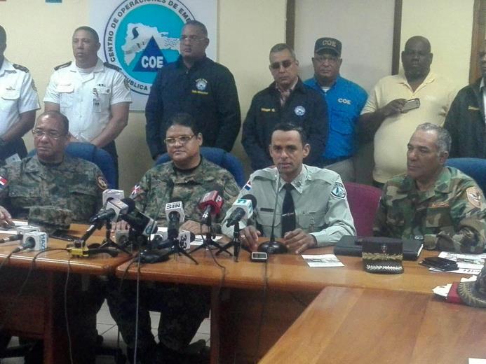 El general Juan Manuel Méndez, junto a otros oficiales, durante la rueda de prensa del COE.
