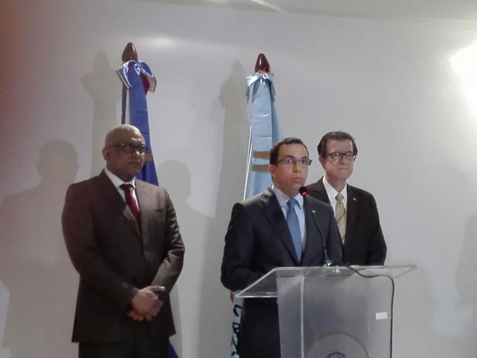 Andrés Navarro, ministro de Educación, realizó hoy una rueda de prensa en respeusta a los médicos.