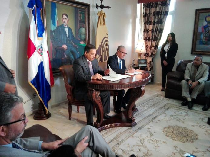 Roberto Rosario firmó un acuerdo de acceso y monitoreo a las operaciones administrativas de la JCE con la Alianza Dominicana contra la Corrupción.