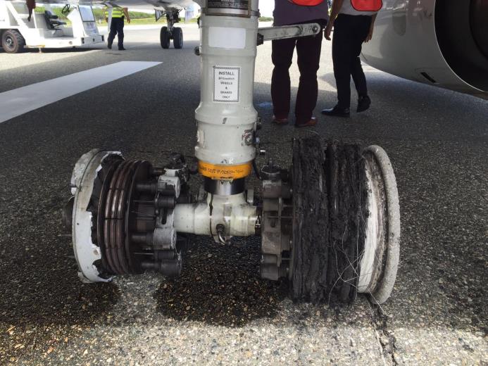 Estado del tren de aterrizaje del avión Boeing 737 que se dirigía a Perú y debió retornar al aeropuerto de Punta Cana por fallos técnicos.