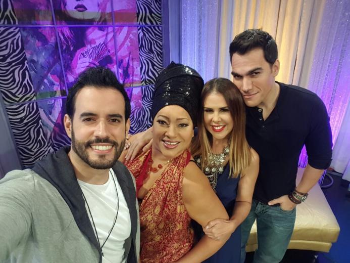 Los cantantes Bobby Delgado, Diomary la Mala y Manny Cruz durante su visita al programa televisivo Mujeres al Borde