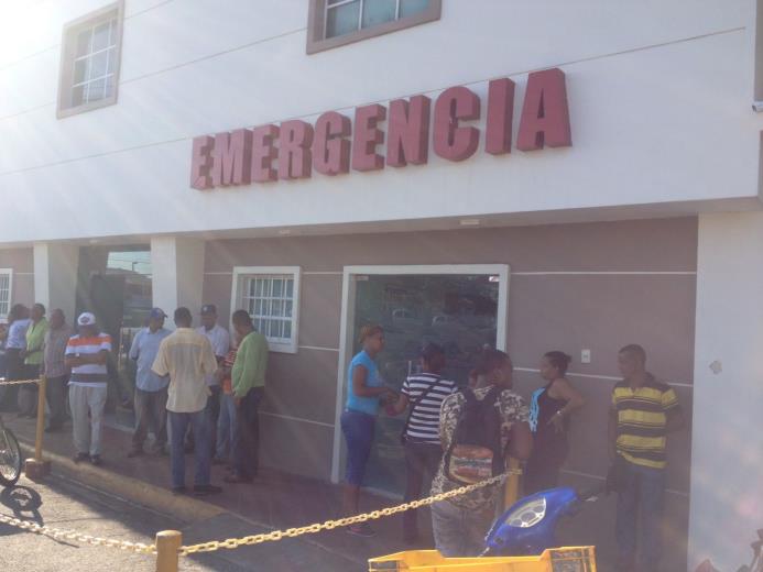 El área de emergencia de la Clínica Coral, en La Romana, donde fue trasladado el comerciante Raúl de los Santos Rijo, herido en un atraco y quien falleció 