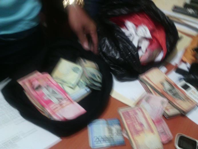 Vista parcial del dinero recuperado por la Policía Nacional