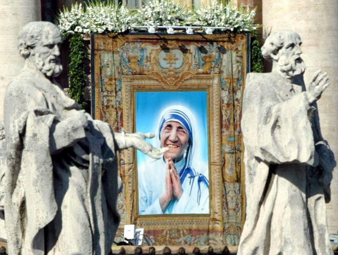 CIUDAD DEL VATICANO. Fotografía de archivo tomada el 19 de octubre de 2003 muestra una fotografía de la Madre Teresa de Calcuta en la fachada de la Basílica de San Pedro en el Vaticano durante su beatificación bajo el papado de Juan Pablo II. 