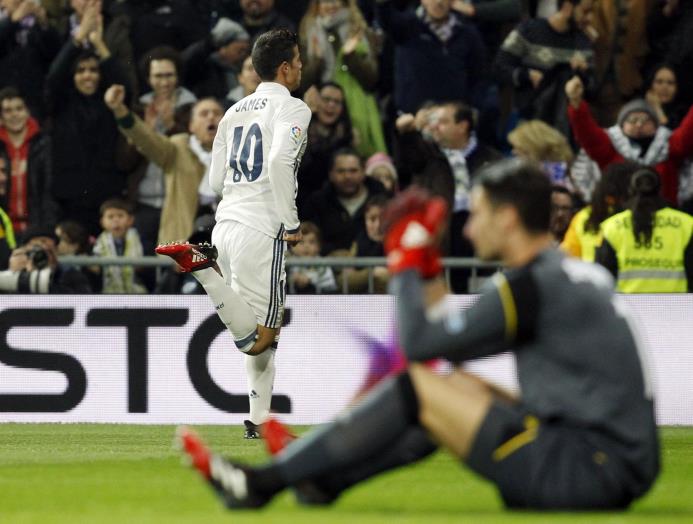 James Rodríguez celebra el primer gol marcado ante el Sevilla en el estadio Santiago Bernabéu, en Madrid. 