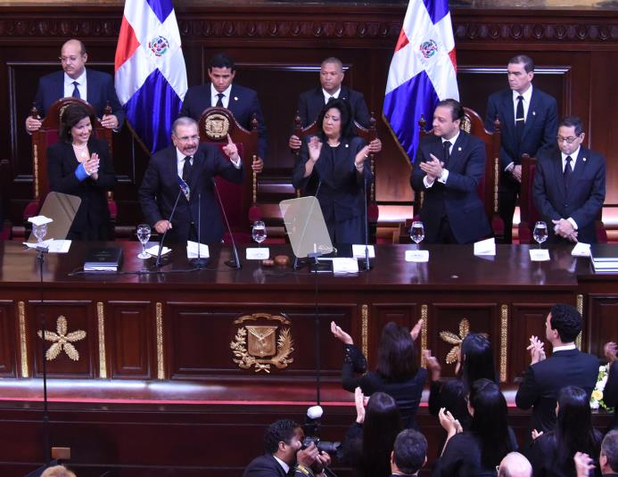 Funcionarios aplauden al presidente por el contenido de su discurso de rendición de cuentas del 27 de Febrero de 2016.