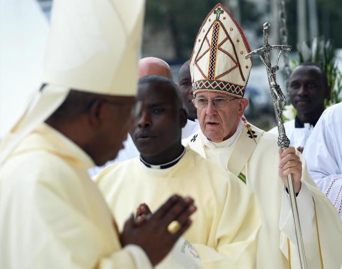 NAIROBI (Kenia). El papa Francisco oficia una misa en el campus de la Universidad de Nairobi hoy, 26 de noviembre de 2015. 