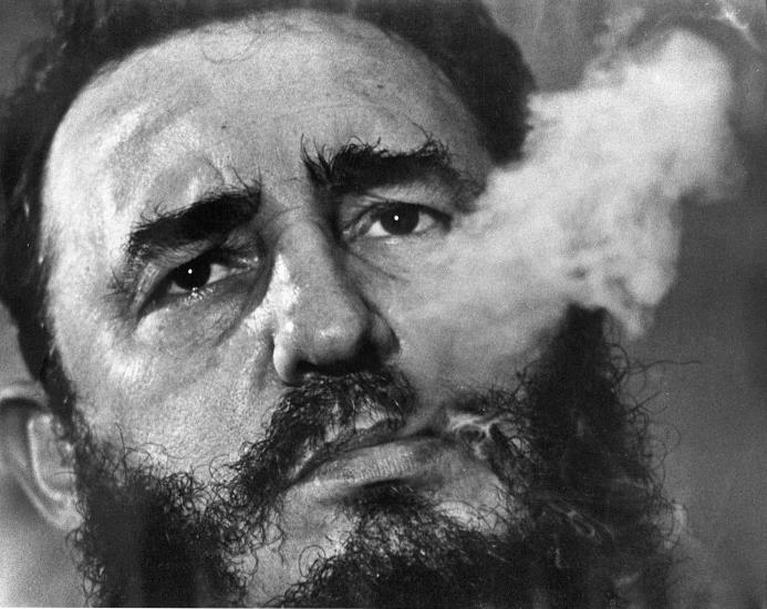 En esta foto de marzo de 1985, el líder cubano Fidel Castro exhala humo de cigarro durante una entrevista en el palacio presidencial en La Habana, Cuba.