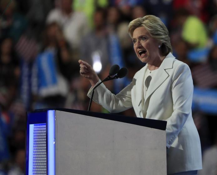 La candidata a la presidencia de Estados Unidos por el Partido Demócrata, Hillary Clinton, en el último día de la Convención Demócrata en el Wells Fargo Center en Filadelfia (Estados Unidos) anoche. 