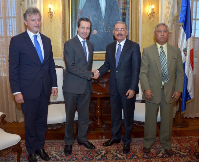 Alessandro Legrottaglie, Jorge Familiar, presidente Danilo Medina y el ministro de Economía, Isidoro Santana.