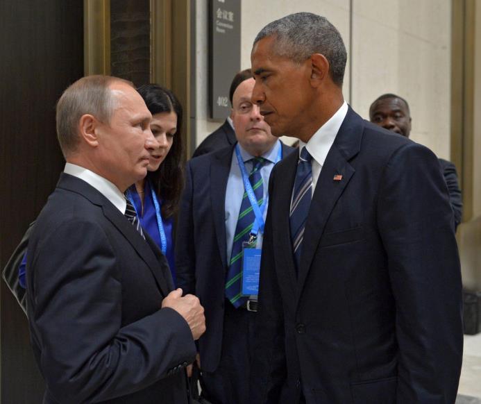 Foto de archivo tomada el 5 de septiembre de 2016 del presidente estadounidense, Barack Obama (dcha), mientras conversa con su homólogo ruso, Vladímir Putin, durane una reunión celebrada en el ámbito de la cumbre del G20 en Hangzhou, China. 