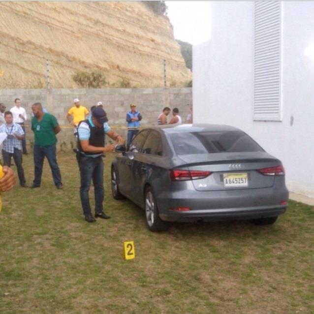 Fotografía del vehículo donde fue encontrado el cuerpo sin vida de Fernando Bermúdez