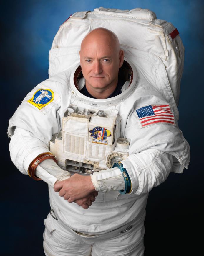 Fotografía del astronauta Scott Kelly posando con una Unidad de Movilidad Extravehicular.