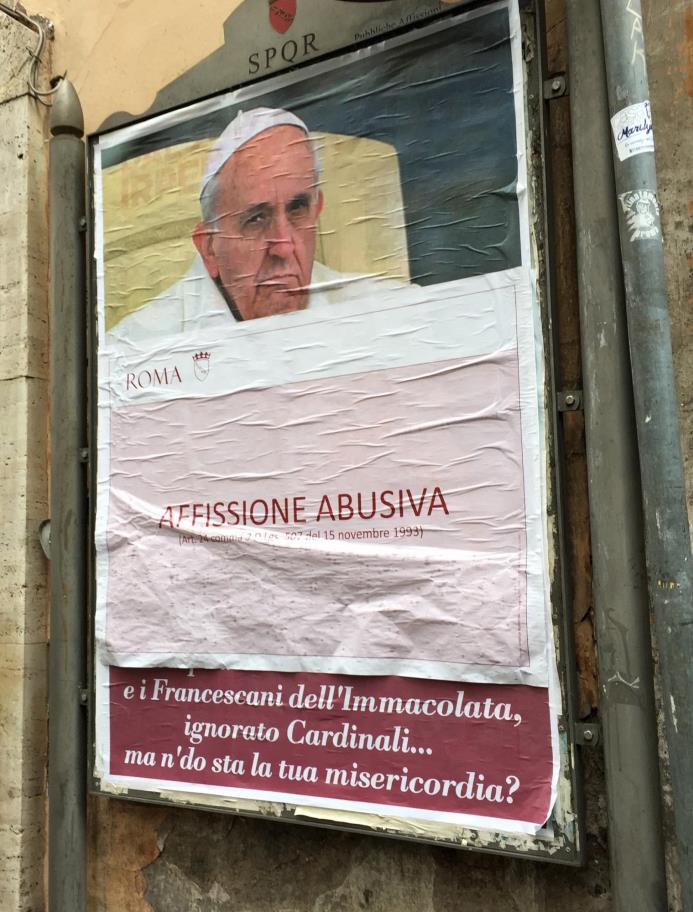 Un cartel con la leyenda en italiano "publicación ilegal" cubre un póster en el centro de Roma, el sábado 4 de febrero de 2017, que critica al papa Francisco por sus recientes acciones sobre la Orden de Malta. 